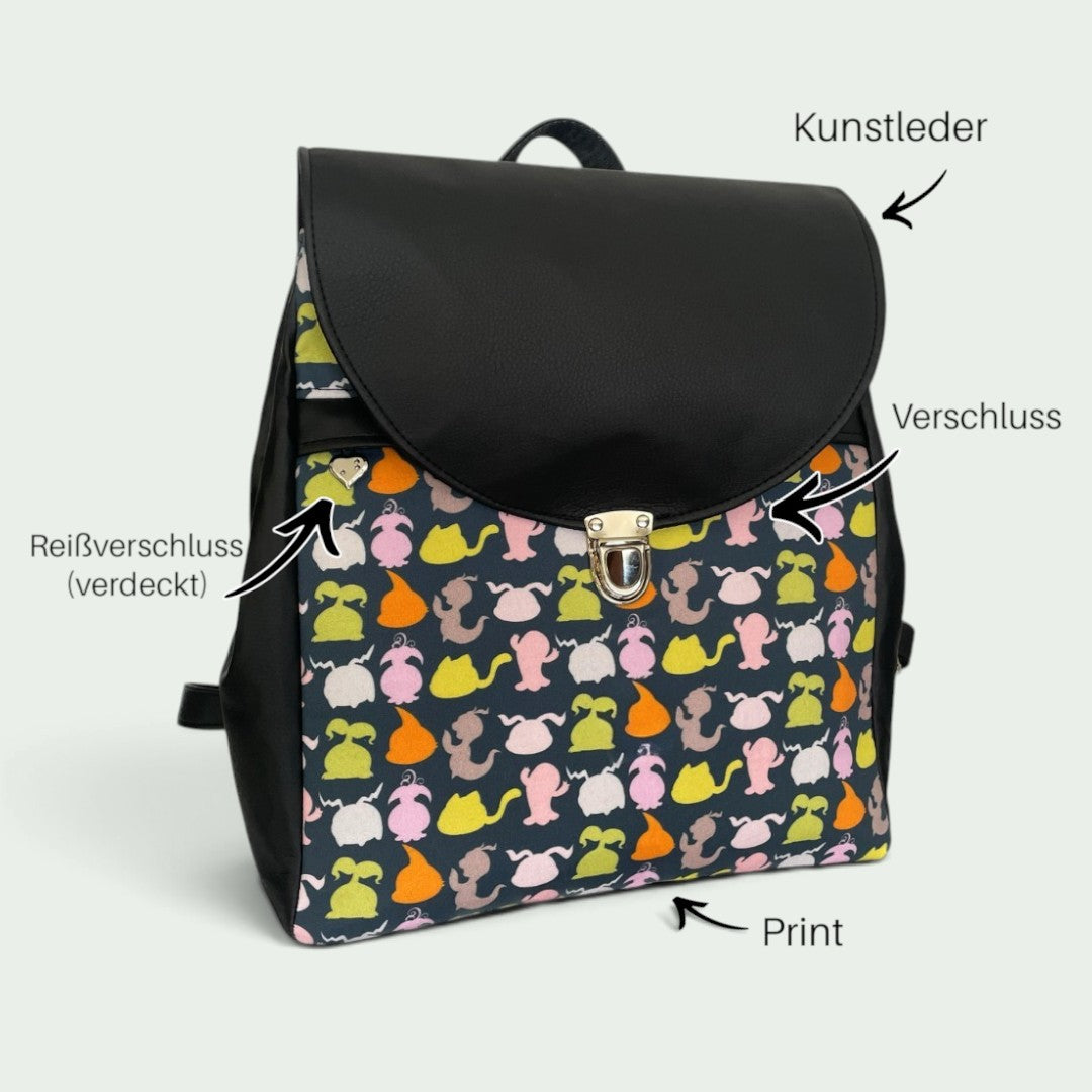 Schneckenschmiede Meraki Rucksack mit buntem Tiermuster, schwarzer Kunstlederklappe und silbernem Drehverschluss
