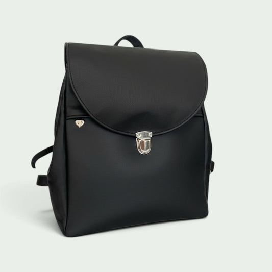 Schwarzer Schneckenschmiede Rucksack Meraki aus Kunstleder mit runder Klappe, Drehverschluss und Herz-Detail